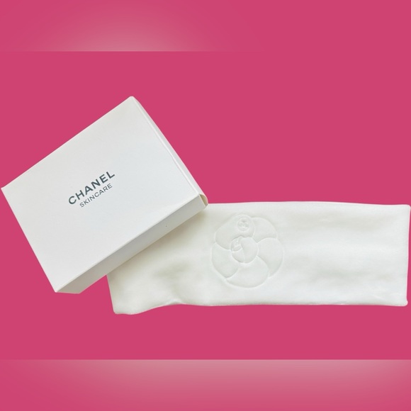 CHANEL Valentine Beauty Bundle Fuzzy Crossbody Pouch Headband Clips New - Picture 5 of 9
